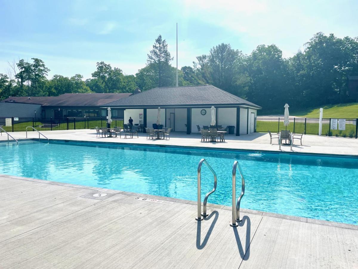 Newly Remodeled Mid-Century Modern Lake Condo Лейк-Женева Екстер'єр фото