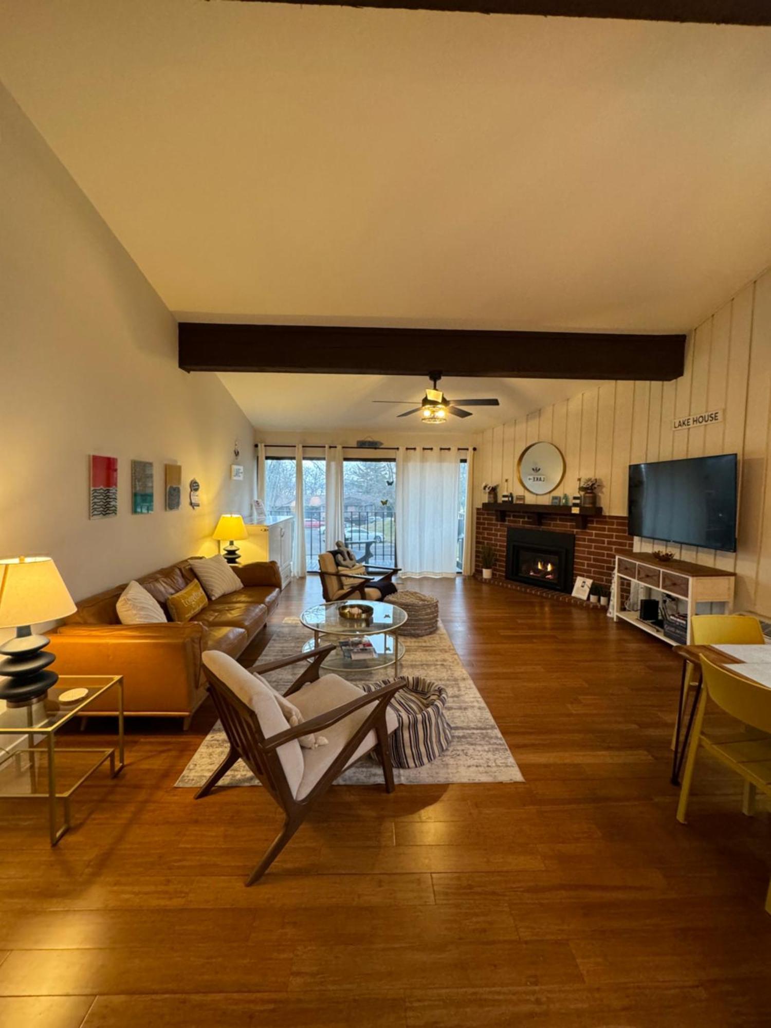 Newly Remodeled Mid-Century Modern Lake Condo Лейк-Женева Екстер'єр фото